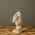 Estatueta abstrata "O Silêncio é Ouro" de resina.