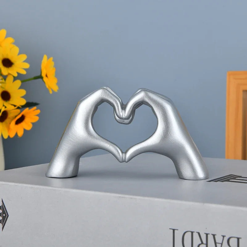 Escultura “Love” em Resina.