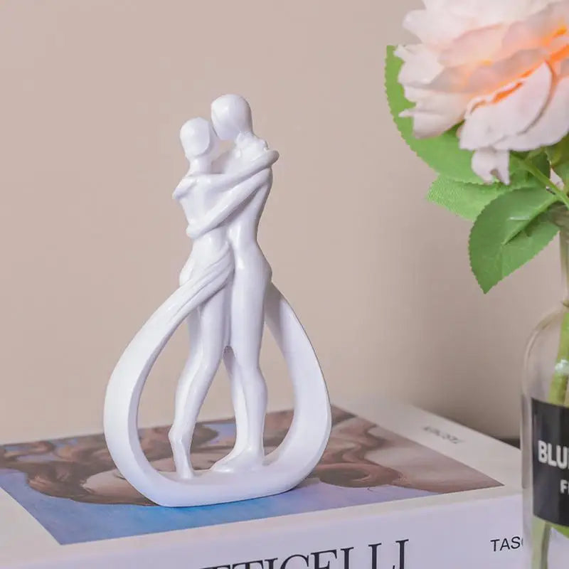 Estátua de casal abstrata moderna se abraçando