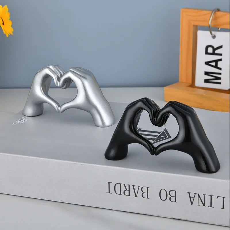 Escultura “Love” em Resina.