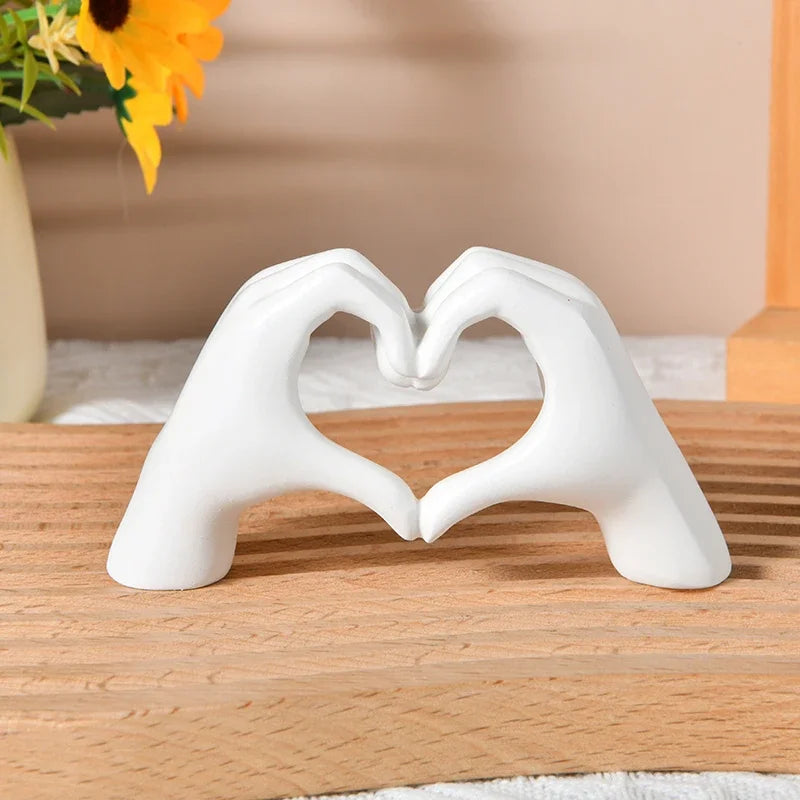 Escultura “Love” em Resina.