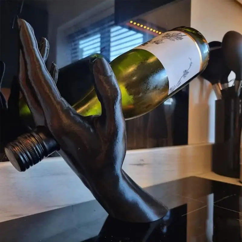 Suporte Flutuante para vinhos em formato de Mão.