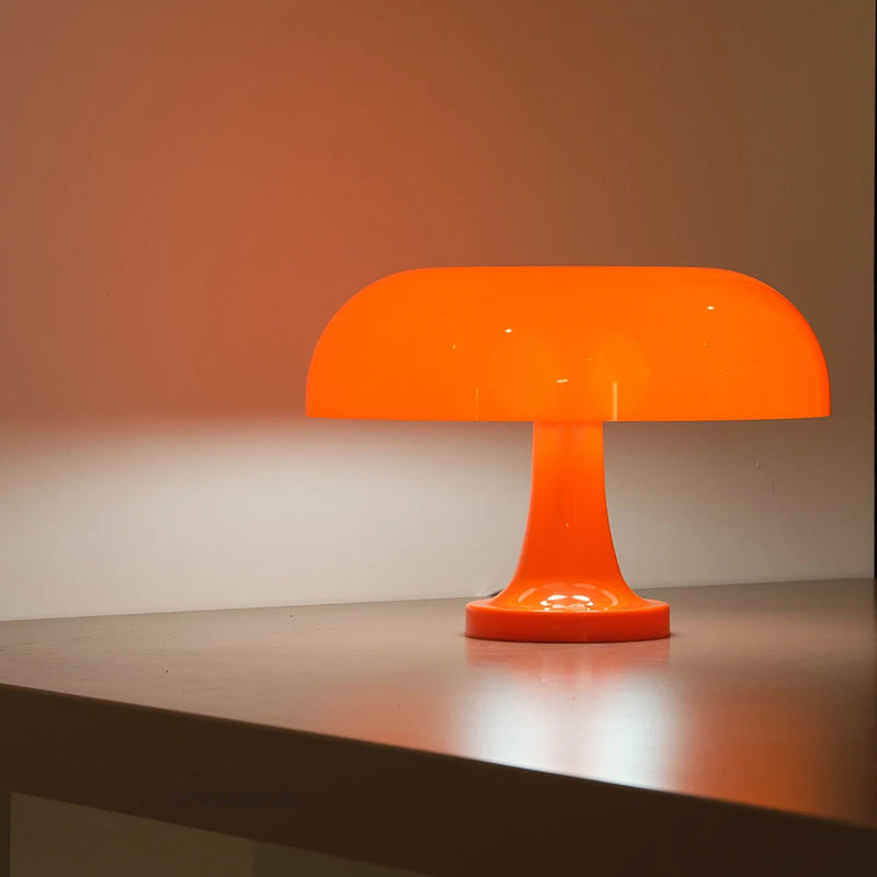 Candeeiro de mesa decorativo laranja de designer dinamarquês.