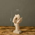 Estatueta abstrata "O Silêncio é Ouro" de resina.