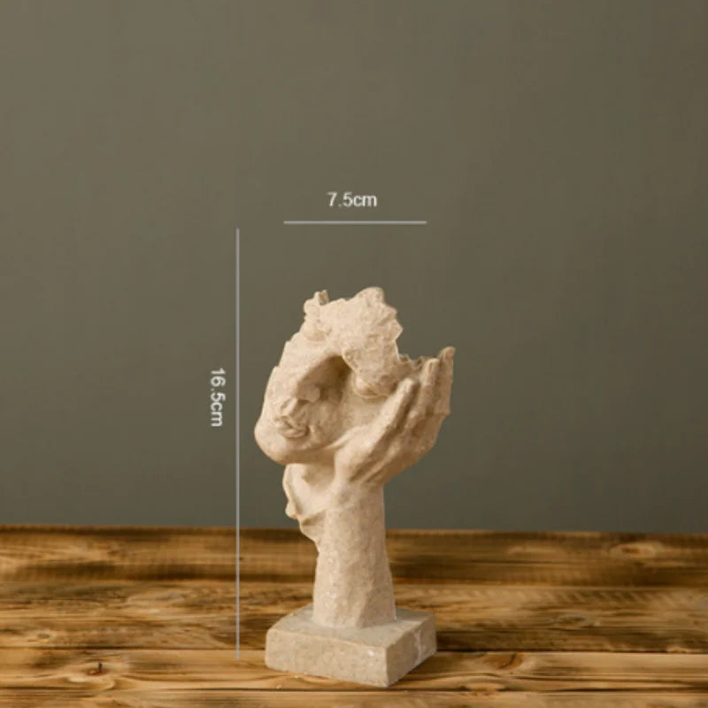 Estatueta abstrata "O Silêncio é Ouro" de resina.