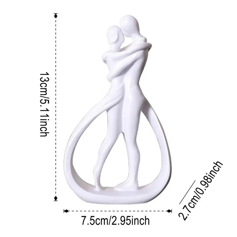 Estátua de casal abstrata moderna se abraçando