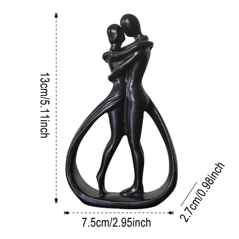 Estátua de casal abstrata moderna se abraçando